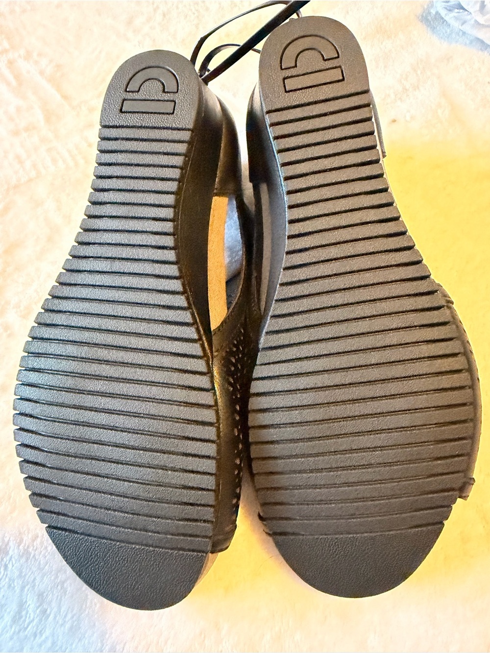 Earth Women's Black Perforated Peep-Toe Wedge Sandals Size 8 - Picture 7 of 7